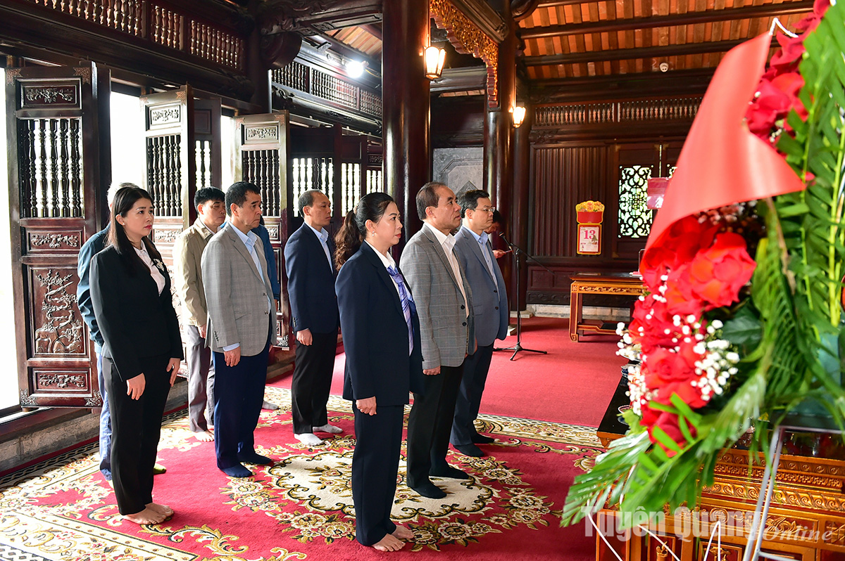 Thường trực Tỉnh ủy dâng hương tại Đền thờ Chủ tịch Hồ Chí Minh và Khu di tích Quốc gia đặc biệt Tân Trào
